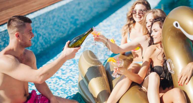 How to Plan a Pool Party: 14 Steps